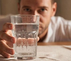 Кому на самом деле нужны 40 мл на кг? Эксперт Пироговского Университета разбирает, для кого созданы популярные формулы питьевого режима