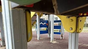 Сигнальная лента оградила прогнившую детскую площадку от детей