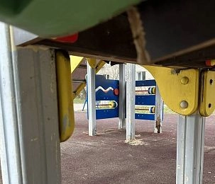 Сигнальная лента оградила прогнившую детскую площадку от детей