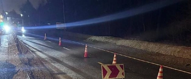 Автобус въехал в ограждение на дороге возле Снегирей