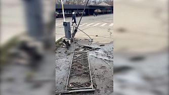 Водитель автомобиля каршеринга снёс ограждение автовокзала и скрылся