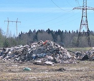 Чиновникам Истры объявлено предостережение за горы строительного мусора в поле Вельяминово