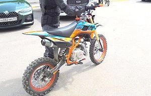 В Снегирях питбайкер врезался в пешеходов: пострадал ребёнок