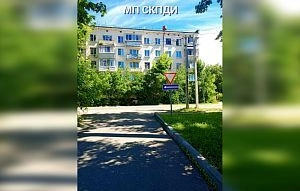 Дорожный знак у театра в Истре стал «народным достоянием»