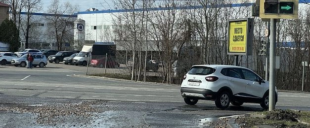 Въезд в крупный гипермаркет на Московской превратился в полосу препятствий