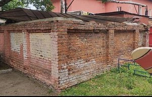 На площади Революции демонтируют аварийную кирпичную стену