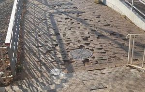 На станции в Истре плитка трещит, безопасность хромает