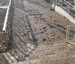 На станции в Истре плитка трещит, безопасность хромает