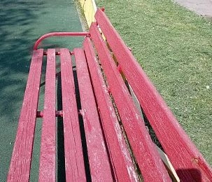 Жители Агрогородка пожаловались на лавочки 