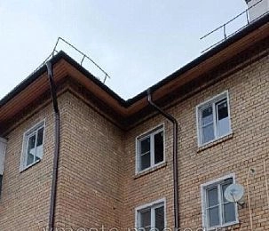 Дом в Снегирях встретит зиму без снегозадержателей