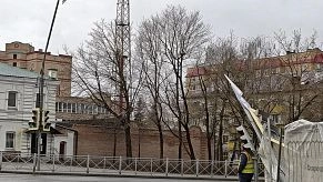 Неудачный момент ремонта: светофор упал на Площади Революции