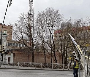 Неудачный момент ремонта: светофор упал на Площади Революции