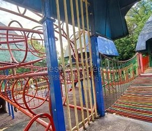 Детская площадка в Дедовске: игры  за решёткой
