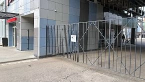 Парковка на территорию ТЦ «Бриз» в центре Истры закрыта