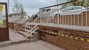 Состояние тротуара, ступеней и подпорной стены на улице Адасько продолжает ухудшаться