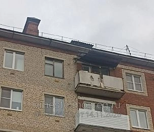 Оторвавшийся от балкона лист железа угрожает безопасности прохожих в центре Истры