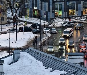 Устройство водопропускных лотков под тротуаром в центре Истры выполнено с нарушениями