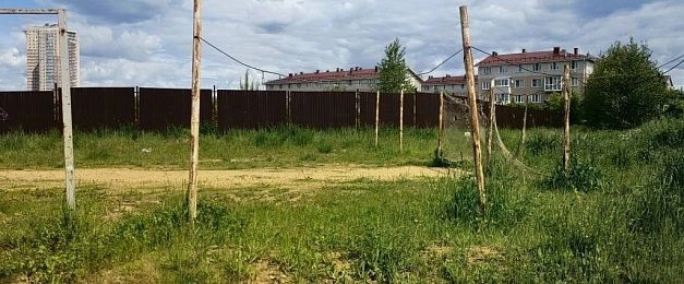 Дети в Восточном вынуждены довольствоваться импровизированным футбольным полем
