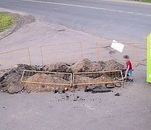 Яму в Вельяминово закапывать не собираются — у коммунальщиков нет на это времени