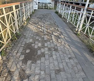 Подход к станции в Снегирях: дорожка новая, плитка старая