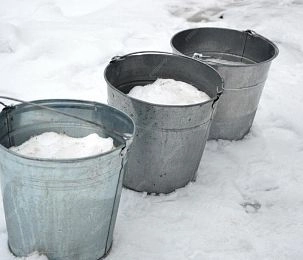 Одна из двух уличных водозаборных колонок в Истре требует ремонта