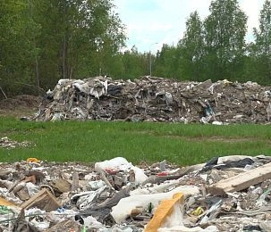 Тонны мусора останутся на поле близ Вельяминово до середины лета