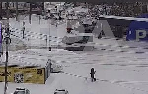 В Истре мужчина спас пожилого человека из-под колёс поезда