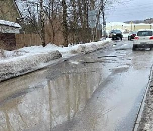 Асфальт на Заречной улице растаял со снегом