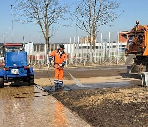 Стартовали работы по уборке смёта и промывке тротуаров и дорог