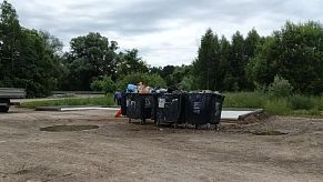 Убрать мусор из водоохранной зоны в Зеленково мешает плотная застройка