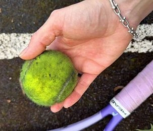 Неудовлетворительное состояние теннисного корта в Первомайском списали на гипохлорит натрия