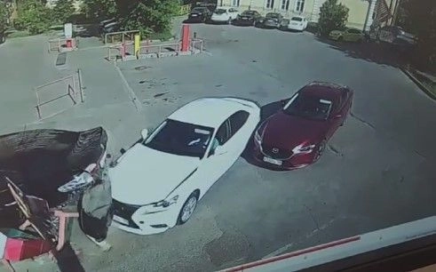 Серьёзная авария произошла утром у въезда на парковку «Перекрёстка»