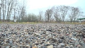 Как детская площадка превратилась в камни с мотоциклом