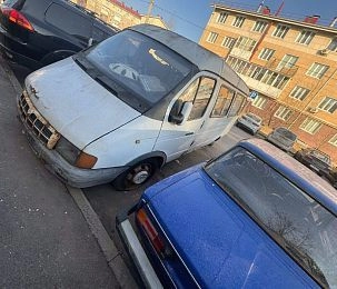 Заполненная хламом ржавая «Газель» вызывает тревогу у жителей