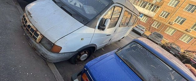 Заполненная хламом ржавая «Газель» вызывает тревогу у жителей