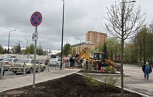 На благоустроенной парковке на площади Революции переделывают водоотведение