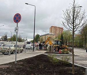 На благоустроенной парковке на площади Революции переделывают водоотведение
