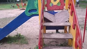В Красновидово горка не выдержала двухлетнего малыша