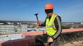 В Новопетровском обновляют крышу многоэтажки на улице Полевой