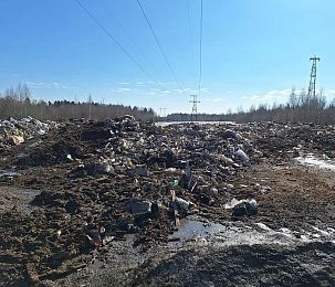 В Вельяминово техника не смогла проехать по вязкому грунту, чтобы вывезти горы строительного мусора