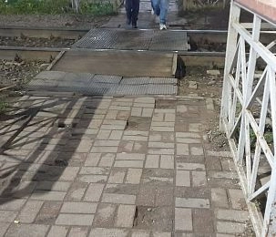 Истринцы рискуют угодить под поезд, переходя пути по разбитой плитке