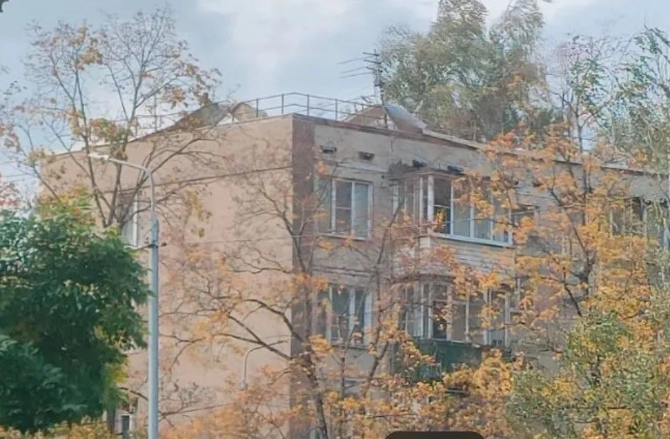 В Дедовске не выдержала порывов ветра недавно отремонтированная крыша дома