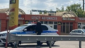 Экипаж ГИБДД не решил проблему очереди у АЗС возле переезда в Истре