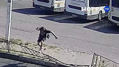 Вандал с ноги повредил забор у станции: подробности инцидента