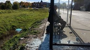 В Давыдовском разбили недавно установленный остановочный павильон