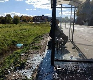 В Давыдовском разбили недавно установленный остановочный павильон