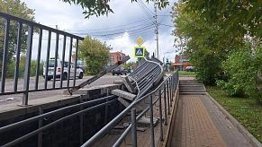 ДТП как финальный штрих: тротуар на Шнырёва срочно требует ремонта