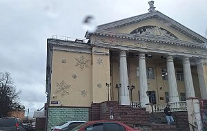 Дом культуры разрушается, пока администрация занимается благоустройством парковок