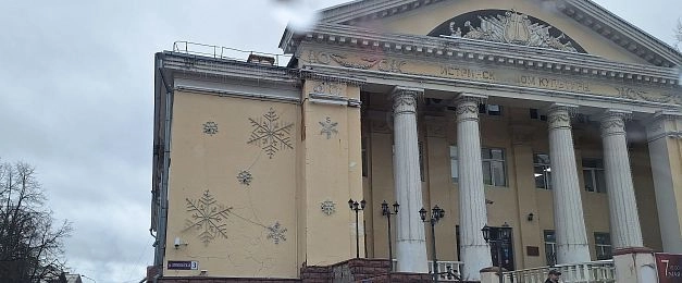 Дом культуры разрушается, пока администрация занимается благоустройством парковок
