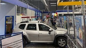Неожиданное ЧП: автомобиль въехал в гипермаркет в Истре